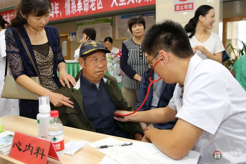 省立醫(yī)院專家來我縣開展“紀(jì)念抗戰(zhàn)70周年，情系革命老區(qū)”大型義診活動