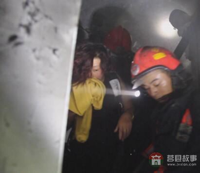 險！日照莒縣一餐館深夜突發(fā)大火 ！濃煙滾滾！