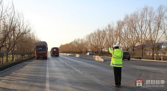 民警在路口設置崗口定點檢查