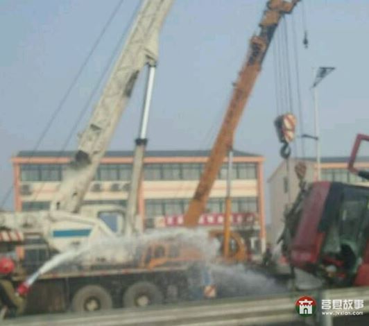 莒縣陵陽鎮(zhèn)又發(fā)生車禍，東上莊油罐車側(cè)翻，導(dǎo)致交通擁堵