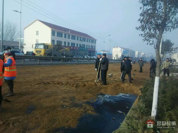 莒縣陵陽鎮(zhèn)又發(fā)生車禍，東上莊油罐車側(cè)翻，導(dǎo)致交通擁堵