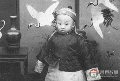 溥儀九歲時有一特殊癖好，宮女聽了羞紅臉，太監(jiān)聽了忍不住笑