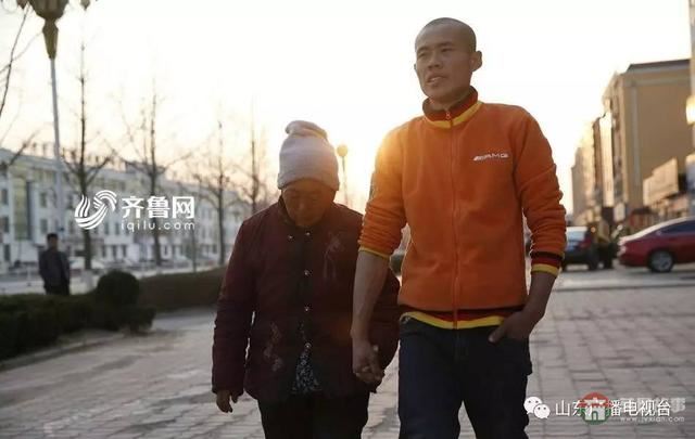 哥哥下落不明，和媳婦離婚，日照小伙帶精神病媽媽打工六年……想有個(gè)家！