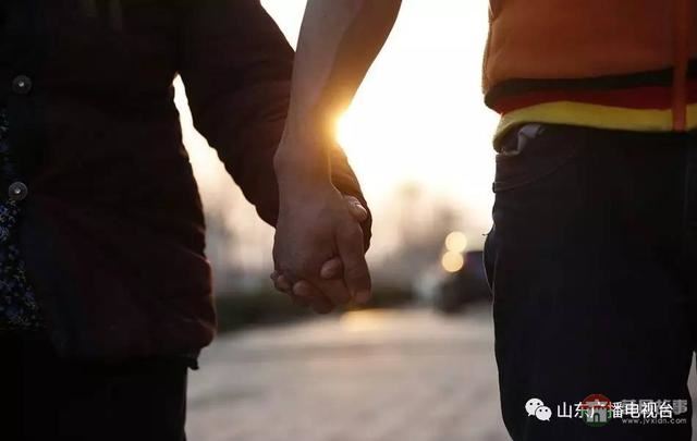 哥哥下落不明，和媳婦離婚，日照小伙帶精神病媽媽打工六年……想有個(gè)家！