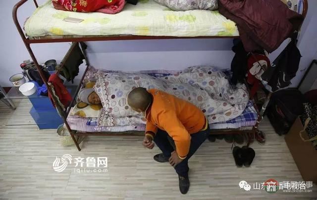 哥哥下落不明，和媳婦離婚，日照小伙帶精神病媽媽打工六年……想有個(gè)家！