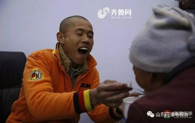 哥哥下落不明，和媳婦離婚，日照小伙帶精神病媽媽打工六年……想有個(gè)家！