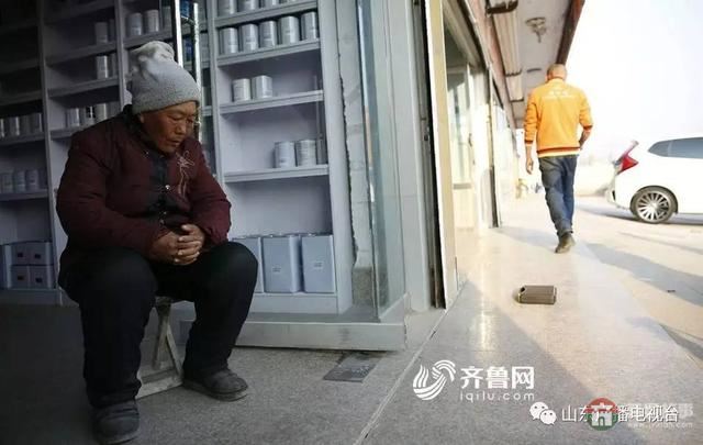 哥哥下落不明，和媳婦離婚，日照小伙帶精神病媽媽打工六年……想有個(gè)家！